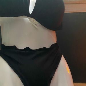 Black $ white straps vs 3 piece bikini set top is 36Dd bottoms are large .3pcs